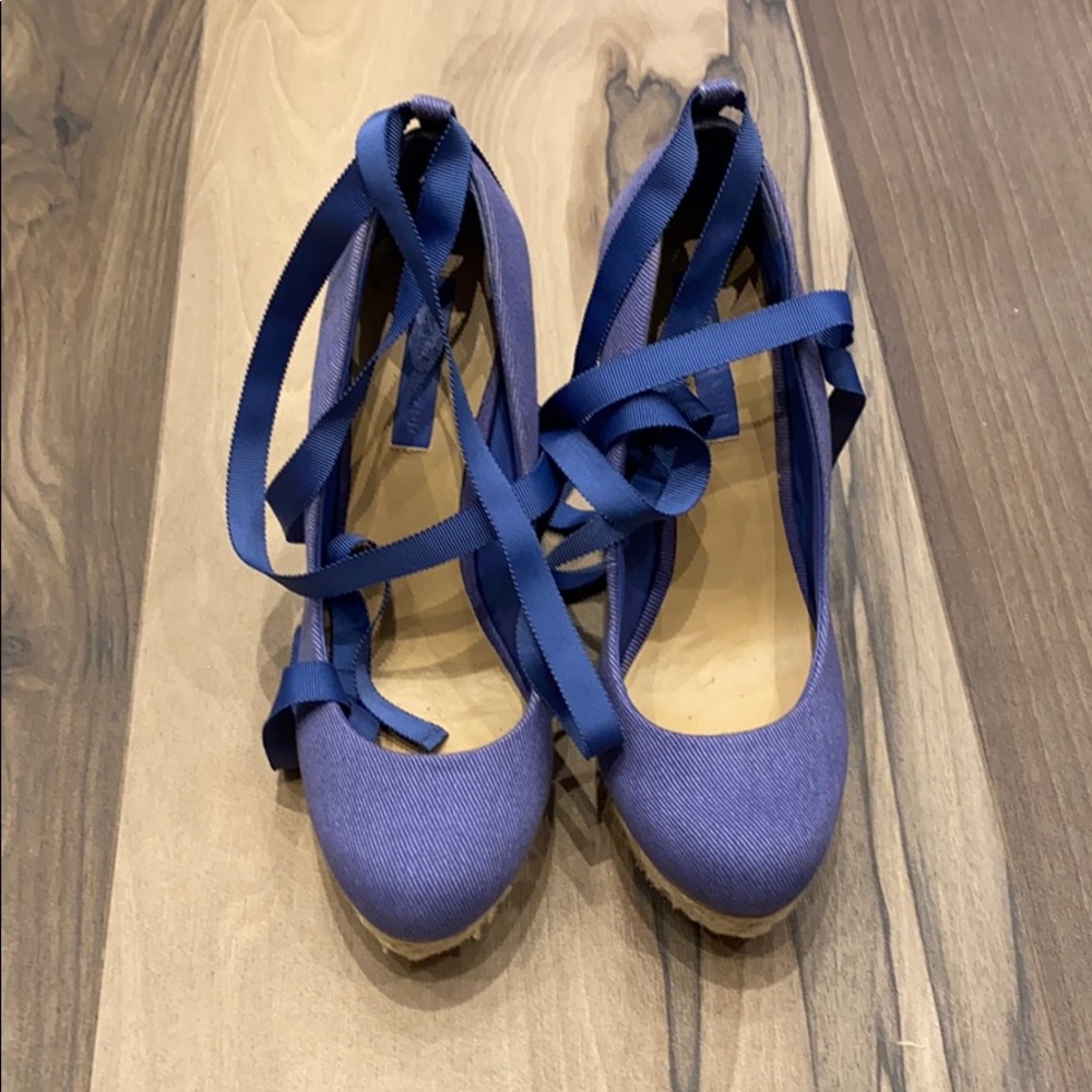 BCBG MAXAZRIA blue wedges with lace